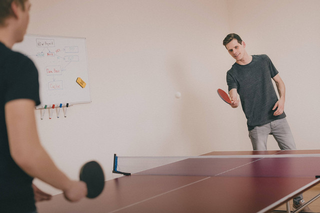 Ilustrasi memegang bet tenis meja, Foto: unsplash