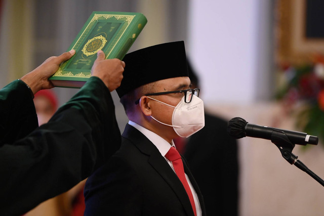 Menteri Pendayagunaan Aparatur Negara dan Reformasi Birokrasi (MenPAN RB) Abdullah Azwar Anas mengucapkan sumpah jabatan saat dilantik Presiden Jokowi di Istana Negara, Jakarta, Rabu (7/9/2022). Foto: Sigid Kurniawan/ANTARA FOTO