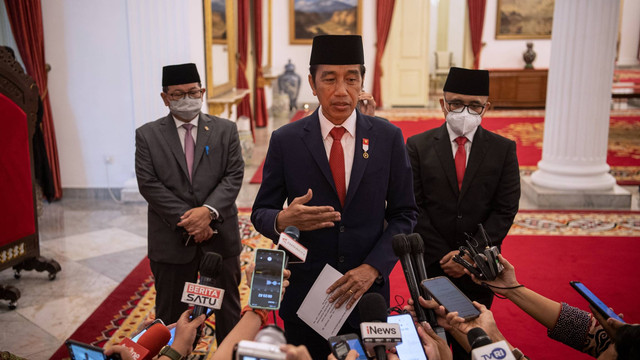 Presiden Jokowi (tengah) didampingi MenPAN RB Abdullah Azwar Anas (kanan) dan Seskab Pramono Anung memberikan keterangan kepada wartawan usai pelantikan di Istana Negara, Jakarta, Rabu (7/9/2022). Foto: Sigid Kurniawan/ANTARA FOTO