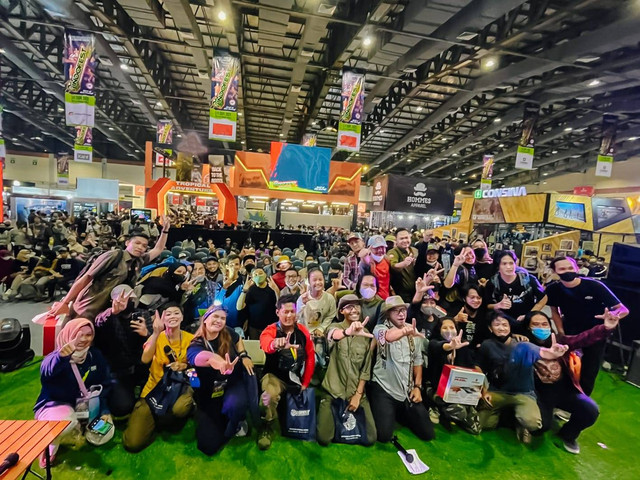 Suasana narasumber talkshow Arei Outdoorgear berfoto bersama para pengunjung Indofest 2022. Foto: Dok. Arei Outdoorgear. 