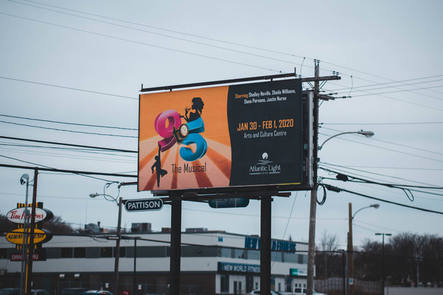 Teks Iklan Biasanya Menggunakan Subjek, Foto Unsplash Erik Mclean