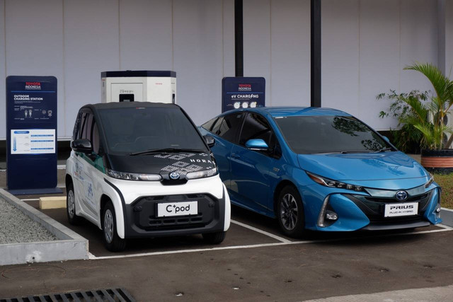 Mobil listrik C+Pod dan Prius PHEV di xEV Center Toyota. Foto: Aditya Pratama Niagara/kumparan