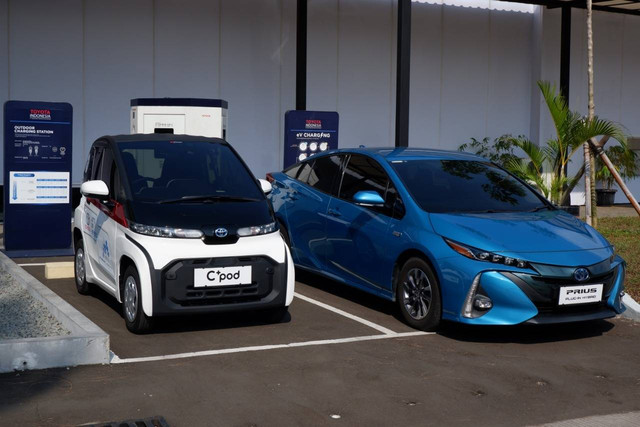 Mobil listrik Toyota C+Pod dan Prius PHEV di xEV Center. Foto: Aditya Pratama Niagara/kumparan
