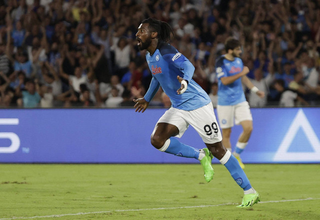 Pemain Napoli Andre-Frank Zambo Anguissa merayakan gol keduanya saat melawan Liverpool di pertandingan Liga Champions Grup A di Stadio Diego Armando Maradona, Naples, Italia, Rabu (7/9/2022). Foto: Ciro De Luca/Reuters