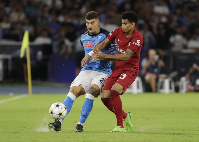 Giovanni Di Lorenzo dari Napoli duel dengan Luis Diaz dari Liverpool di pertandingan Liga Champions Grup A di Stadio Diego Armando Maradona, Naples, Italia, Rabu (7/9/2022). Foto: Ciro De Luca/Reuters