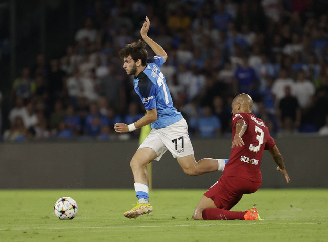 Pemain Napoli Khvicha Kvaratskhelia duel dengan pemain Liverpool Fabinho di pertandingan Liga Champions Grup A di Stadio Diego Armando Maradona, Naples, Italia, Rabu (7/9/2022). Foto: Ciro De Luca/Reuters