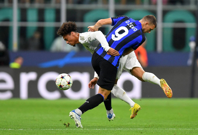 Edin Dzeko dari Inter Milan duel dengan Leroy Sane dari Bayern Muenchen pertandingan Liga Champions Grup C di San Siro, Milan, Italia, Rabu (7/9/2022). Foto: Daniele Mascolo/Reuters