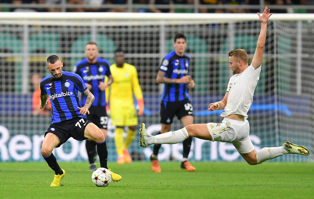 Pemain Bayern Muenchen Matthijs de Ligt duel dengan pemain Inter Milan Marcelo Brozovic pada pertandingan Liga Champions Grup C di San Siro, Milan, Italia, Rabu (7/9/2022). Foto: Daniele Mascolo/Reuters