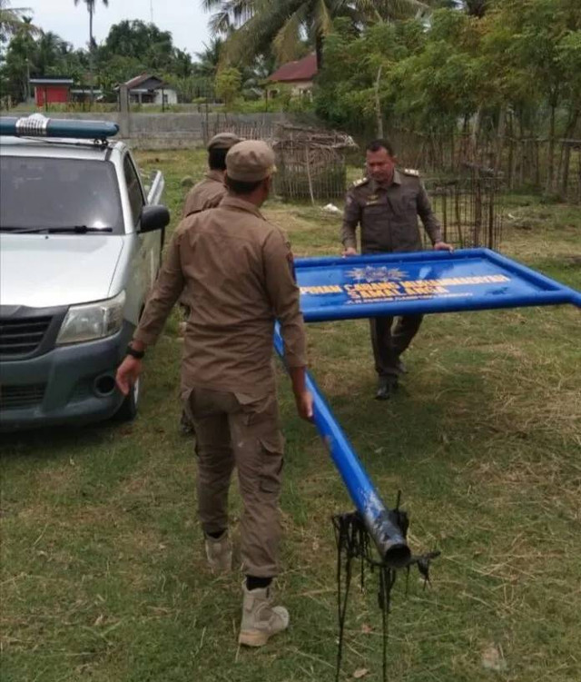 Satpol PP-WH mengamankan plang Muhammadiyah di Aceh. Foto: suaramuhammadiyah.id