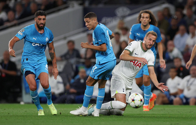 Amine Harit dari Olympique de Marseille duel dengan Harry Kane dari Tottenham Hotspur pada pertandingan Liga Champions Grup D di Stadion Tottenham Hotspur, London, Inggris, Rabu (7/9/2022). Foto: Matthew Childs/Reuters