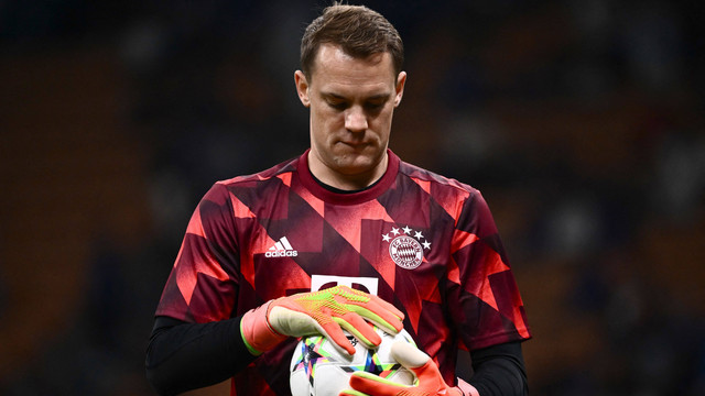 Penjaga gawang Bayern Muenchen Manuel Neuer memegang bola menjelang pertandingan melawan Inter Milan di Liga Champions Grup C di San Siro, Milan, Italia, Rabu (7/9/2022). Foto: Marco Bertorello/AFP