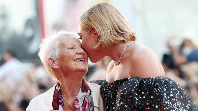 Florence Pugh ajak neneknya hadiri karpet Merah Venice Film Festival. Foto: Vittorio Zunino Celotto/Getty Images
