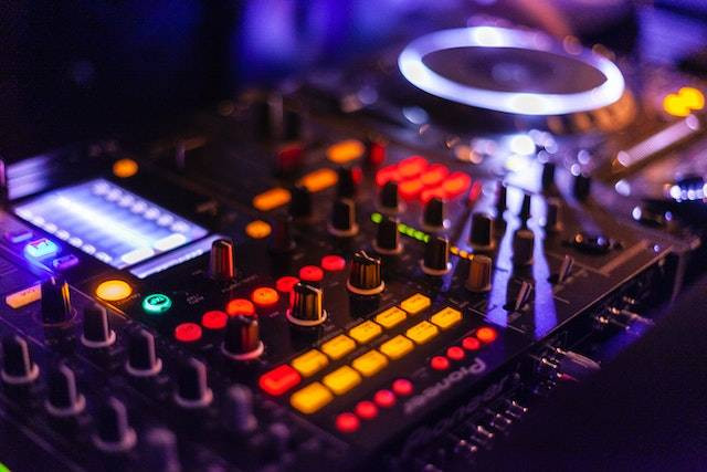 Ilustrasi aplikasi DJ. Foto: Francesco Paggiaro/pexels