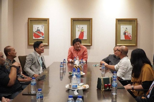 Suasana diskusi di kantor Publica FM