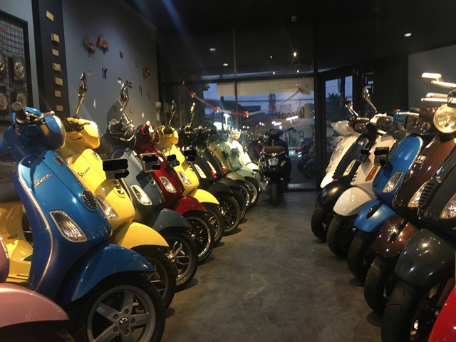 Deretan motor Vespa matik bekas koleksi Vescooter. Foto: Sena Pratama/kumparan