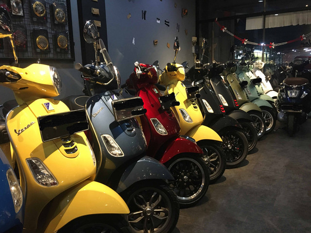 Deretan motor Vespa matik bekas koleksi Vescooter. Foto: Sena Pratama/kumparan