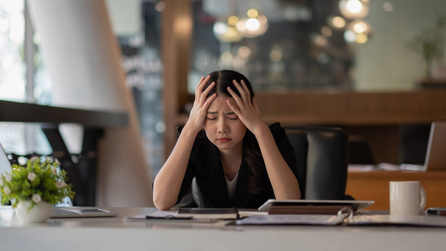 Ilustrasi overwhelmed. Foto: Natee Meepian/Shutterstock