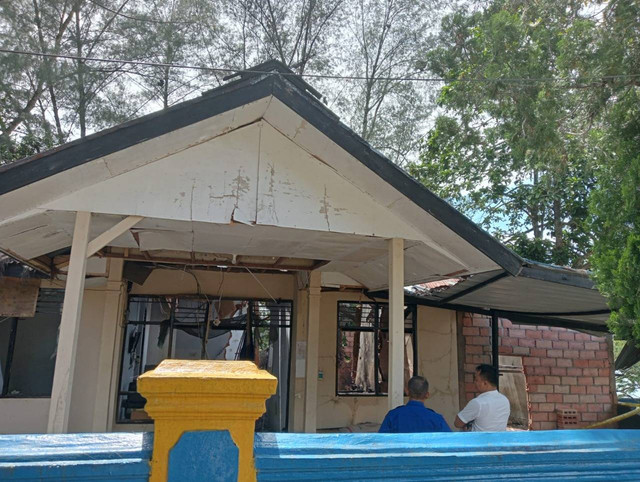 Gudang penyimpanan barang sitaan Handak, di Mako Dit Polairud, Polda Sultra meledak. Foto: Dok Istimewa.