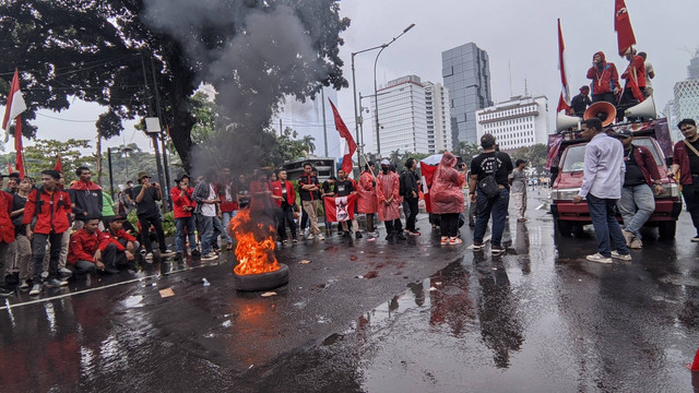 Massa aksi GMNI bakar ban ditengah demo tolak kenaikan harga BBM di kawasan Patung Kuda, Jakarta Pusat, Kamis (8/9/2022). Foto: Jonathan Devin/kumparan