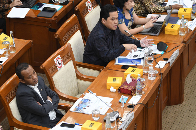 Menteri BUMN Erick Thohir (kanan) bersama Menteri Investasi atau Kepala Badan Koordinasi Penanaman Modal (BKPM) Bahlil Lahadalia (kiri) mengikuti rapat kerja bersama di kompleks Parlemen, Senayan, Jakarta, Kamis (8/9/2022). Foto: Aditya Pradana Putra/ANTARA FOTO