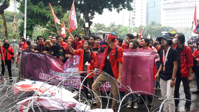 Massa aksi merusak kawat berduri saat demo tolak kenaikan BBM di kawasan Patung Kuda, Monas, Jakarta pada Kamis (8/9/2022). Foto: Iqbal Firdaus/kumparan