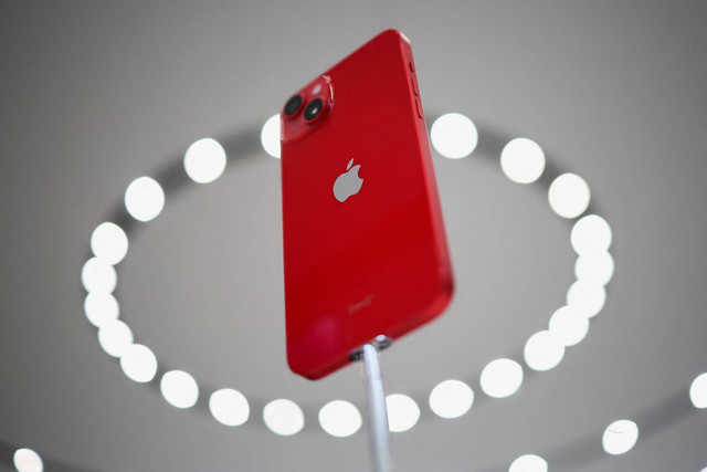 IPhone 14 Plus baru yang dipamerkan pada Apple Event "Far Out" di kantor pusat Apple, Cupertino, California, Amerika Serikat, Rabu (7/9/2022). Foto: Carlos Barria/Reuters