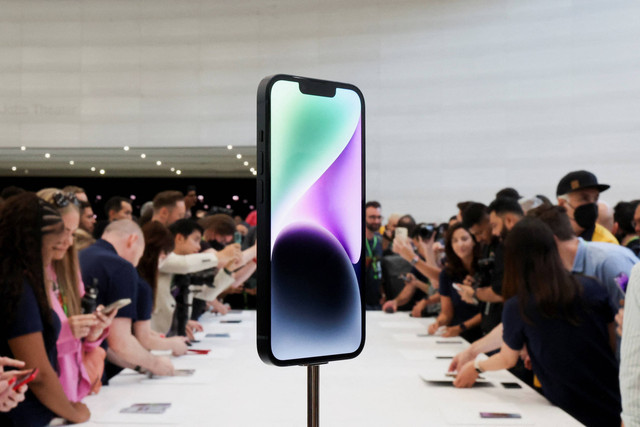Tampilan iPhone 14 baru yang dipamerkan pada Apple Event "Far Out" di kantor pusat Apple, Cupertino, California, Amerika Serikat, Rabu (7/9/2022). Foto: Carlos Barria/Reuters