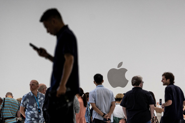 Orang-orang menghadiri presentasi produk pada Apple Event "Far Out" di kantor pusat Apple, Cupertino, California, Amerika Serikat, Rabu (7/9/2022). Foto: Carlos Barria/Reuters