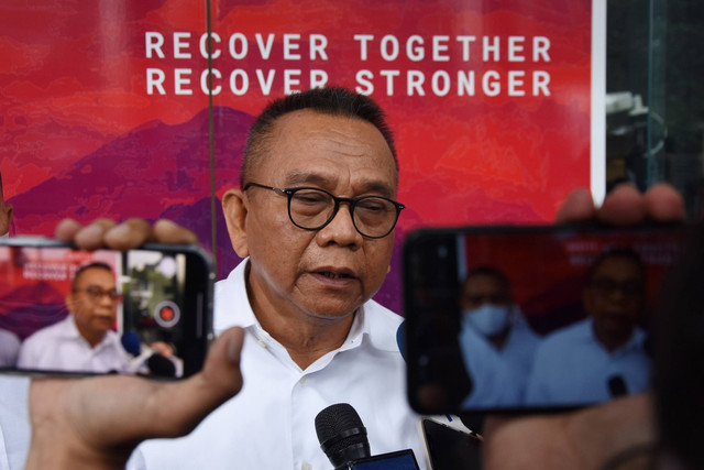 Anggota DPRD DKI Jakarta Mohamad Taufik menjawab pertanyaan wartawan usai menjalani pemeriksaan di Gedung Merah Putih KPK, Jakarta, Kamis (8/9/2022). Foto: Indrianto Eko Suwarso/ANTARA FOTO