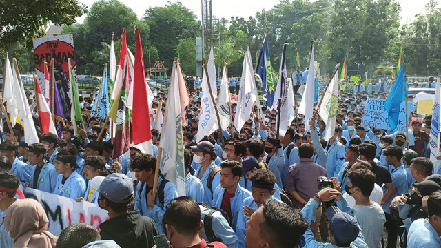 Unjuk rasa mahasiswa Unri menolak kenaikan harga BBM di depan gedung DPRD Riau, Jalan Jenderal Sudirman, Pekanbaru , Kamis (8/9) (Foto: Defri Candra/Selasar Riau).