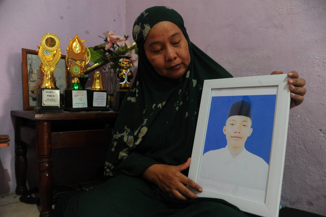 Orang tua AM santri Pondok Modern Darussalam Gontor 1 menunjukkan foto putranya di kediamanannya Kalidoni Palembang, Sumsel. Kamis (8/9/2022). Foto: Feny Selly/ANTARA FOTO