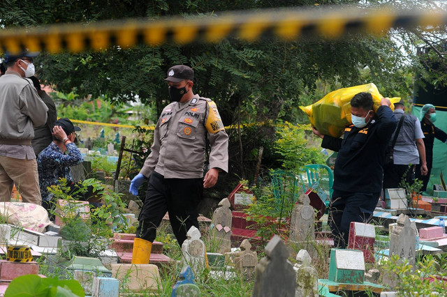 Sejumlah anggota tim forensik meninggalkan lokasi usai melakukan autopsi menyeluruh pada jenazah AM santri Pondok Modern Darussalam Gontor 1 di TPU Sei Selayur Kalidoni Palembang, Sumsel. Kamis (8/9/2022). Foto: Feny Selly/ANTARA FOTO