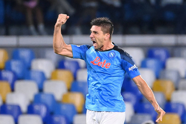 Pemain Napoli Giovanni Simeone berselebrasi usai mencetak gol ketiga timnya saat hadapi Liverpool di Stadion Diego Armando Maradona di Naples, Italia, Rabu (7/9/2022). Foto: Alberto Pizzoli/AFP
