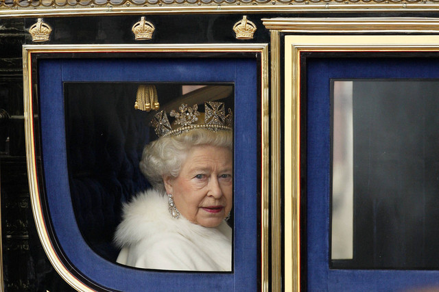 Ratu Inggris Elizabeth II meninggalkan Istana Buckingham dalam perjalanan ke Istana Westminster untuk Pembukaan Parlemen Negara, di London, pada 3 Desember 2008. Foto: Adrian Dennis/AFP