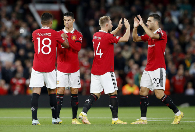 Pemain Manchester United Casemiro, Cristiano Ronaldo, Christian Eriksen dan Diogo Dalot sebelum pertandingan di Old Trafford, Manchester, Inggris, Kamis (8/9/2022). Foto: Craig Brough/Reuters