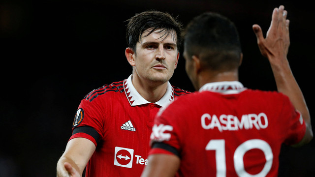 Reaksi Harry Maguire dan Casemiro dari Manchester United saat pertandingan di Old Trafford, Manchester, Inggris, Kamis (8/9/2022). Foto: Craig Brough/Reuters