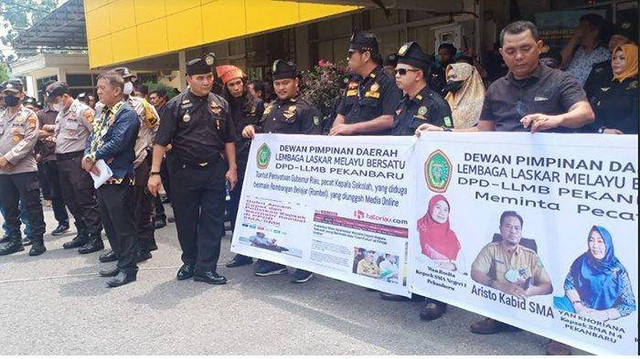 Foto : Aksi Demo LLMB di Dikdis Provinsi Riau, Kamis (8/9/2022)