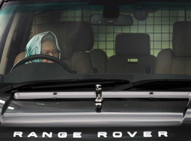 Ratu Inggris Elizabeth II mengendarai mobil hadiri acara Royal Windsor Horse Show di Windsor, Berkshire, pada 13 Mei 2011. Foto: Adrian Dennis/AFP