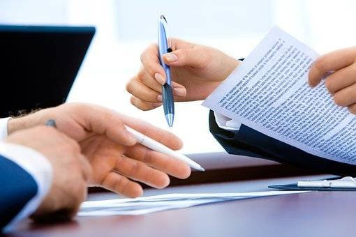 Ilustrasi sedang berdiskusi membuat contoh positioning. Foto: Pixabay