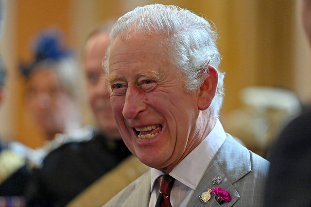 Pangeran Charles berbaur dengan para tamu saat pertemuan bersama anggota Pengawal Dragoon Ratu ke-1 di Balai Kota di Cardiff, Selasa (5/7/2022). Foto: Ashley Crowden/AFP