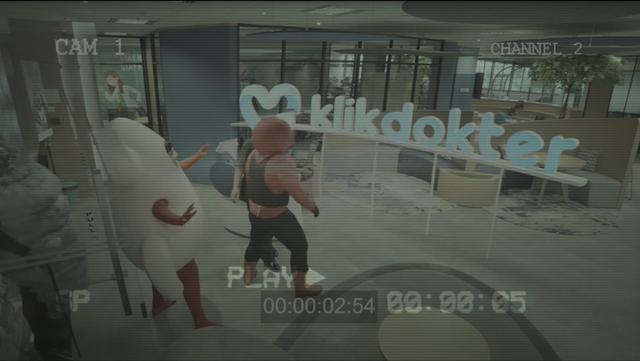 Tertangkap kamera CCTV, sekelompok orang berkostum tak dikenal mengamuk di kantor KlikDokter sambil sebut-sebut nama Andrew White dan Nana Mirdad. Ada apa ya? Foto: Dok. KlikDokter