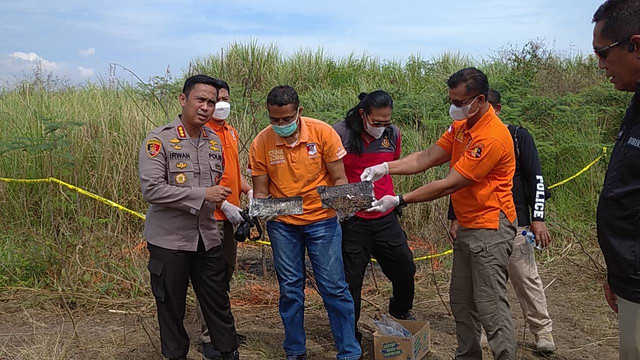 Kapolrestabes Semarang Kombes Pol Irwan Anwar menunjukan pisau dan pelat nomor motor yang ditemukan di lokasi mayat terbakar di kawasan Marina Semarang. Foto: Intan Alliva Khansa/kumparan