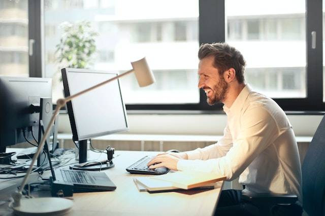 Ilustrasi jarak mata dengan monitor yang ideal adalah berapa. Foto: Andrea Piacquadio/Pexels