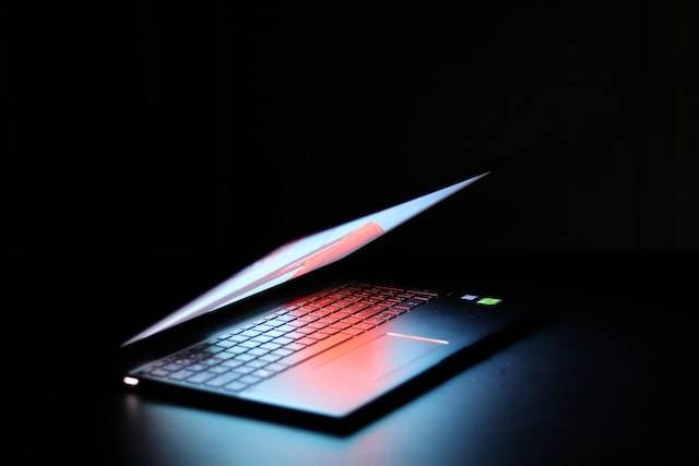 Ilustrasi cara melihat serial number laptop Lenovo. Foto: Nakul/Unsplash