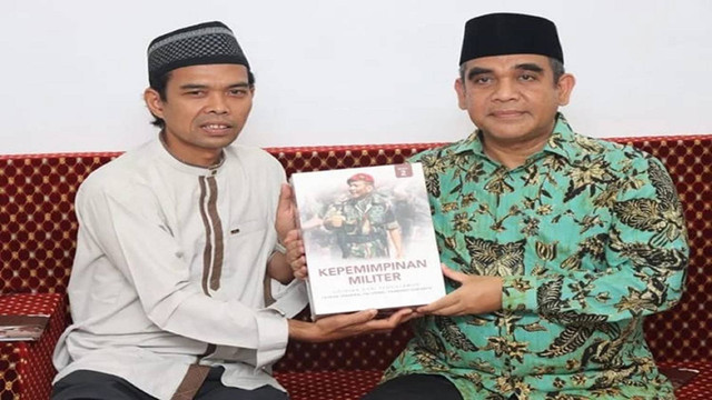 Ustaz Abdul Somad bersama Sekjen Gerindra Ahmad Muzani di kediamannya di Kampar, Riau, Kamis (8/9) (Foto: Dok DPP Gerindra)