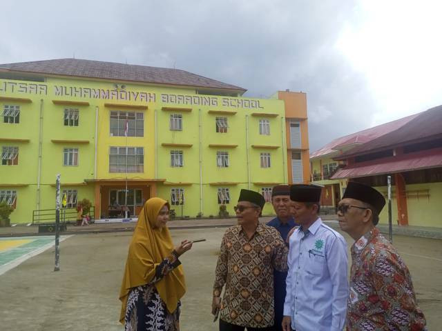 Shofwan Karim sedang diwawancara santriwati utk situs  Pondok Pesantren Muhammadiyah Al-Kautsar Sarilamak 50 Kota Sumbar, 3/9/2022. (Foto Pesantren Al-Kautsar)