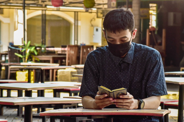 Ilustrasi membaca hadits tentang berbohong. Foto: herhy Ad/unsplash
