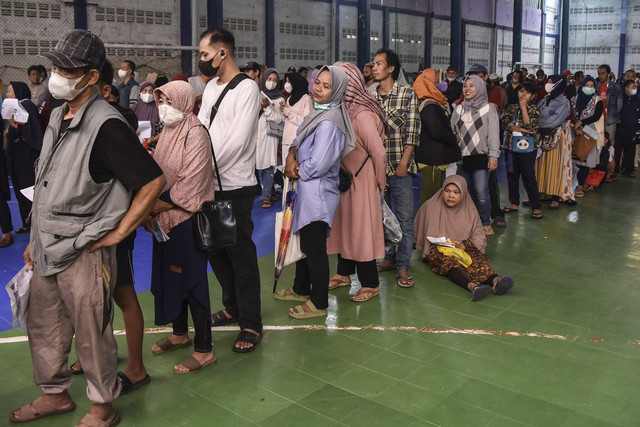 Warga Keluarga Penerima Manfaat (KPM) antre saat pencairan Bantuan Langsung Tunai (BLT) di Lapang Siliwangi Futsal, Kota Tasikmalaya, Jawa Barat, Kamis (8/9/2022). Foto: Adeng Bustomi/Antara Foto