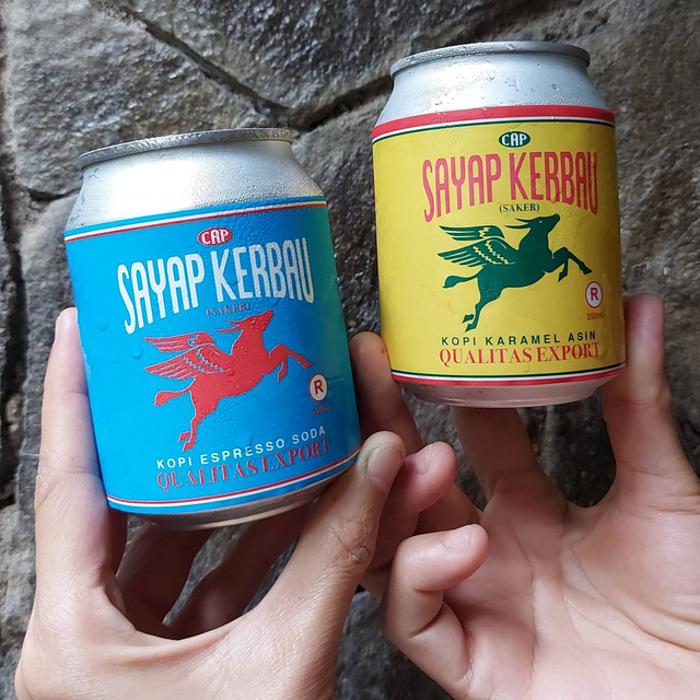 Minuman kopi kaleng Cap Sayap Kerbau karya Anomali Coffee dan Vindes. Foto: Azalia Amadea/Kumparan.