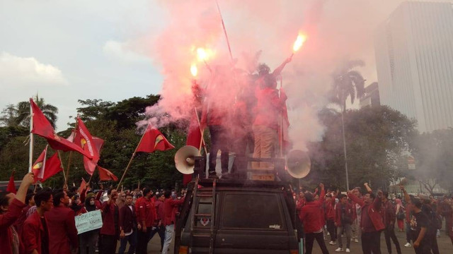 Massa dari Himpunan Mahasiswa Muhammadiyah (HMI) membakar flare saat demo tolak kenaikan BBM di kawasan Patung Kuda, Jakarta, Jumat (9/9) sore. Foto: Ananta Erlangga/kumparan